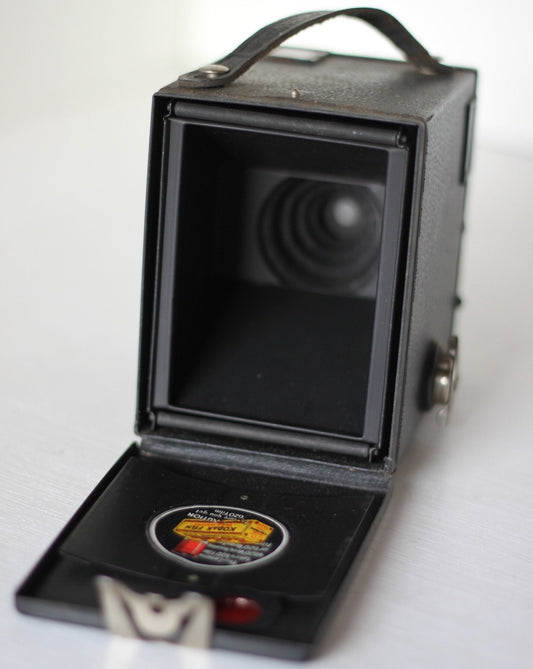 Kodak Six-20 Brownie Junior Box Camera 1935-1940 in Case