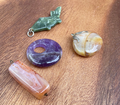 A Small Collection of 4 Stone and Agate Pendants Including Carnelian, Amethyst Largest 5cm Long