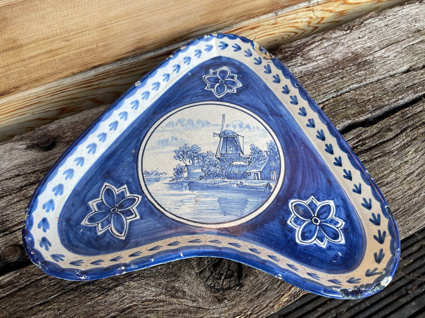 A Tri Footed Dutch Delft Blue and White Pottery Kite-Shaped Dish 24cm Across