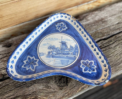 A Tri Footed Dutch Delft Blue and White Pottery Kite-Shaped Dish 24cm Across