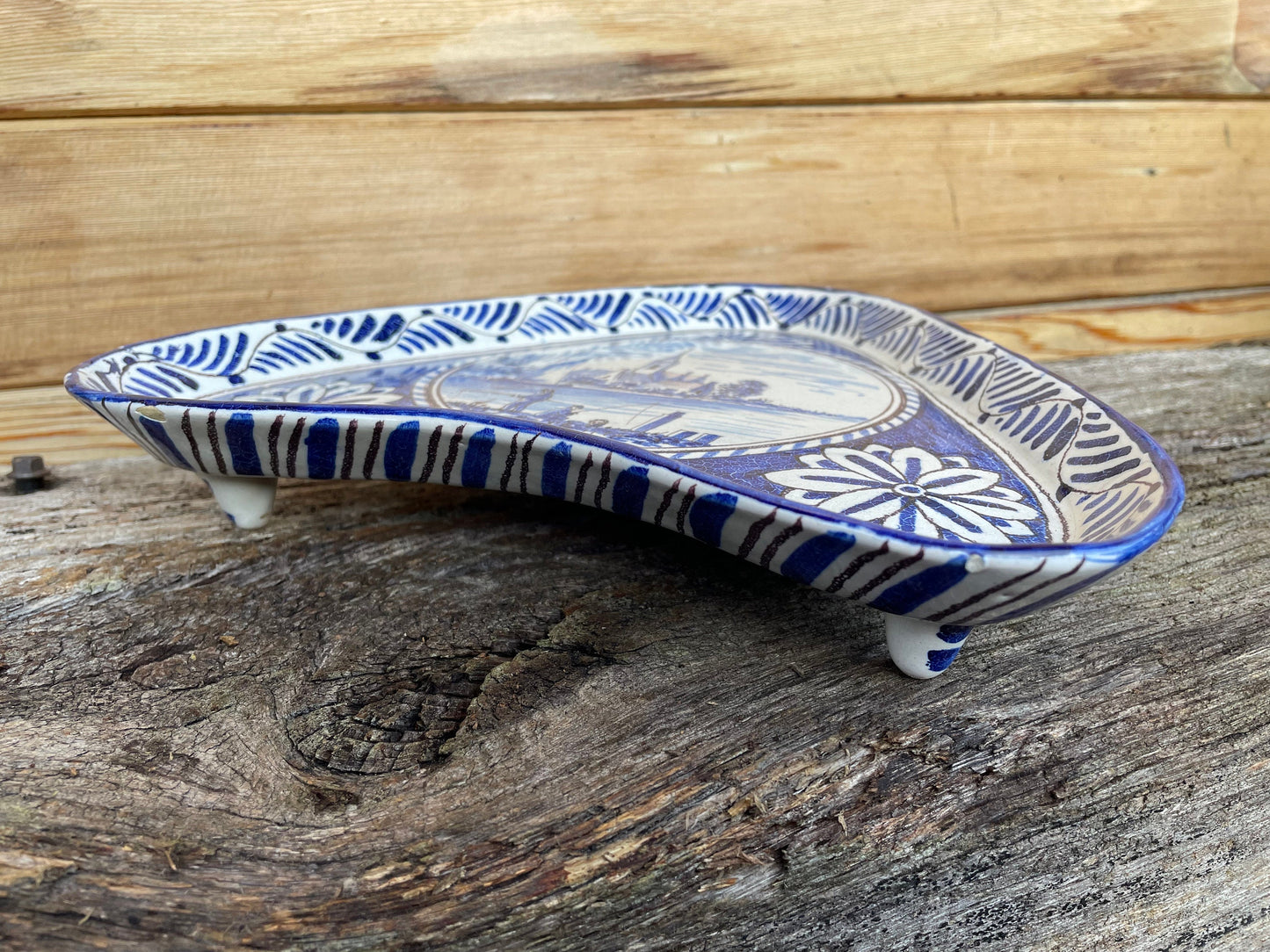 A Tri Footed Dutch Delft Blue and White Kite-Shaped Pottery Dish 23.5cm Across