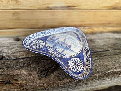 A Tri Footed Dutch Delft Blue and White Kite-Shaped Pottery Dish 23.5cm Across