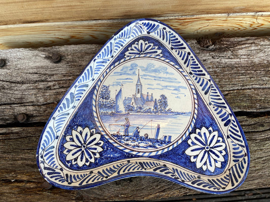 A Tri Footed Dutch Delft Blue and White Kite-Shaped Pottery Dish 23.5cm Across