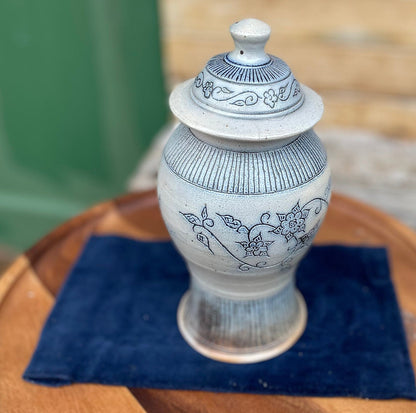 A Lenard, Benjamin and Chase lidded stoneware vase (1840s-1880s) Somerset, Massachusetts  23cm tall