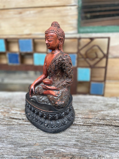 A Very Finely Detailed Ceramic Sitting Buddha 1.6kg 21cm Tall