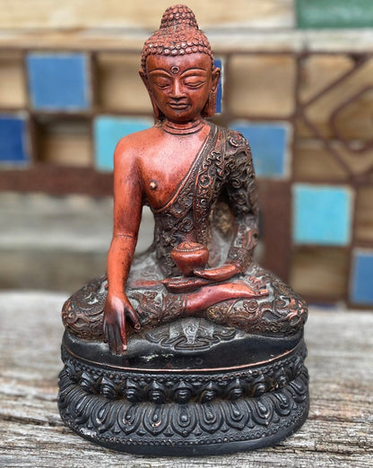 A Very Finely Detailed Ceramic Sitting Buddha 1.6kg 21cm Tall