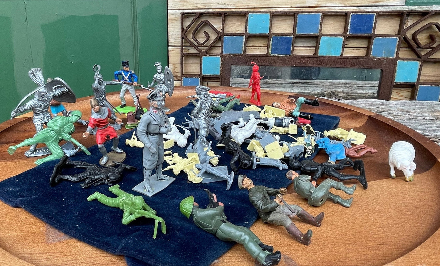 A Large Mixed Collection of Plastic 60's and 70's Airfix ,Britains, Cherliea etc Toy Soldiers etc