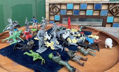 A Large Mixed Collection of Plastic 60's and 70's Airfix ,Britains, Cherliea etc Toy Soldiers etc