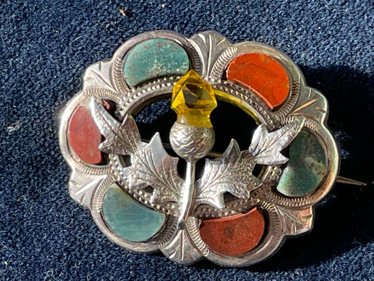 An antique solid silver Scottish agate pin brooch - Birmingham 1920 by Joseph Cook & Son 3.5cm wide