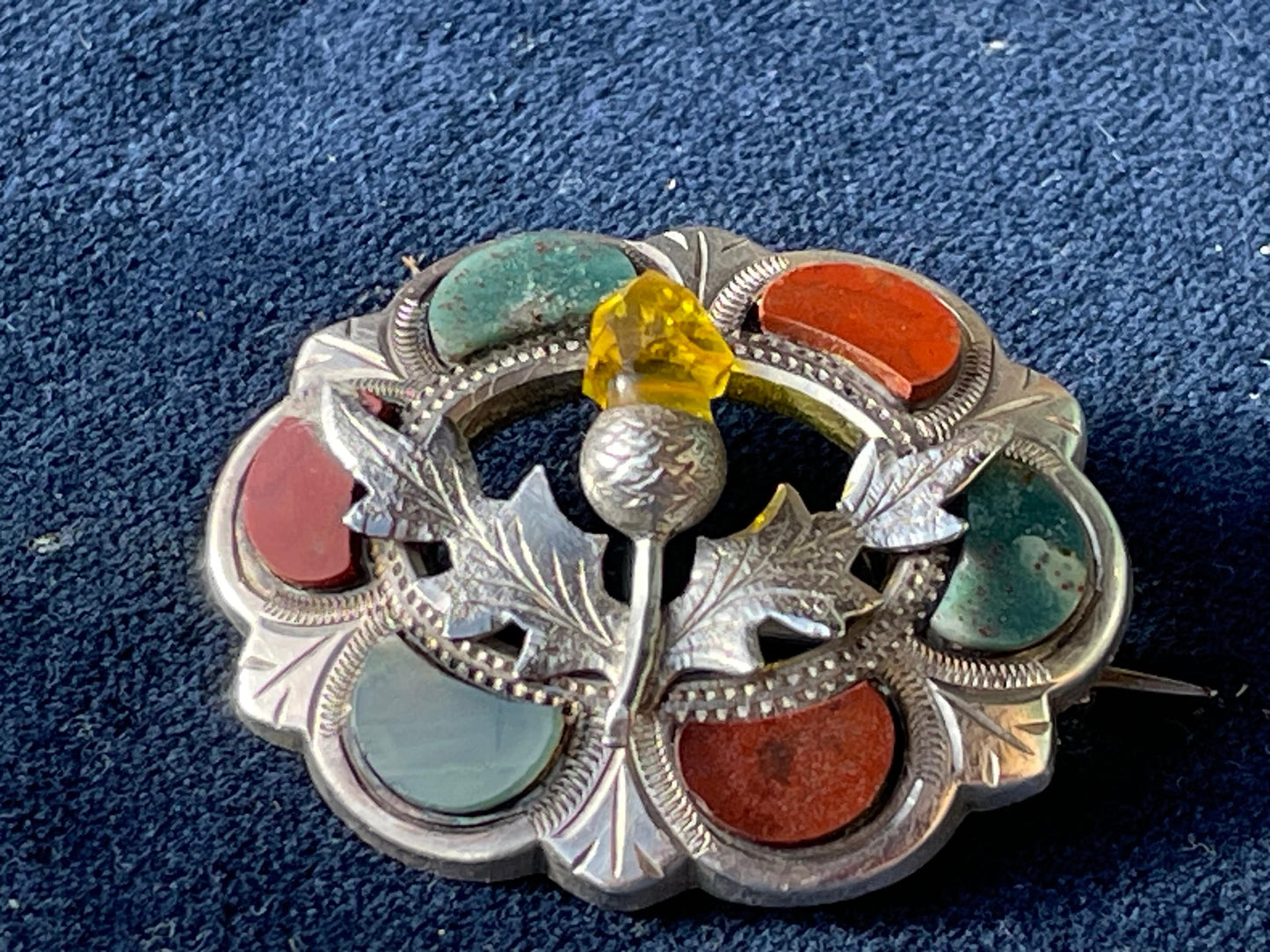 An antique solid silver Scottish agate pin brooch - Birmingham 1920 by Joseph Cook & Son 3.5cm wide