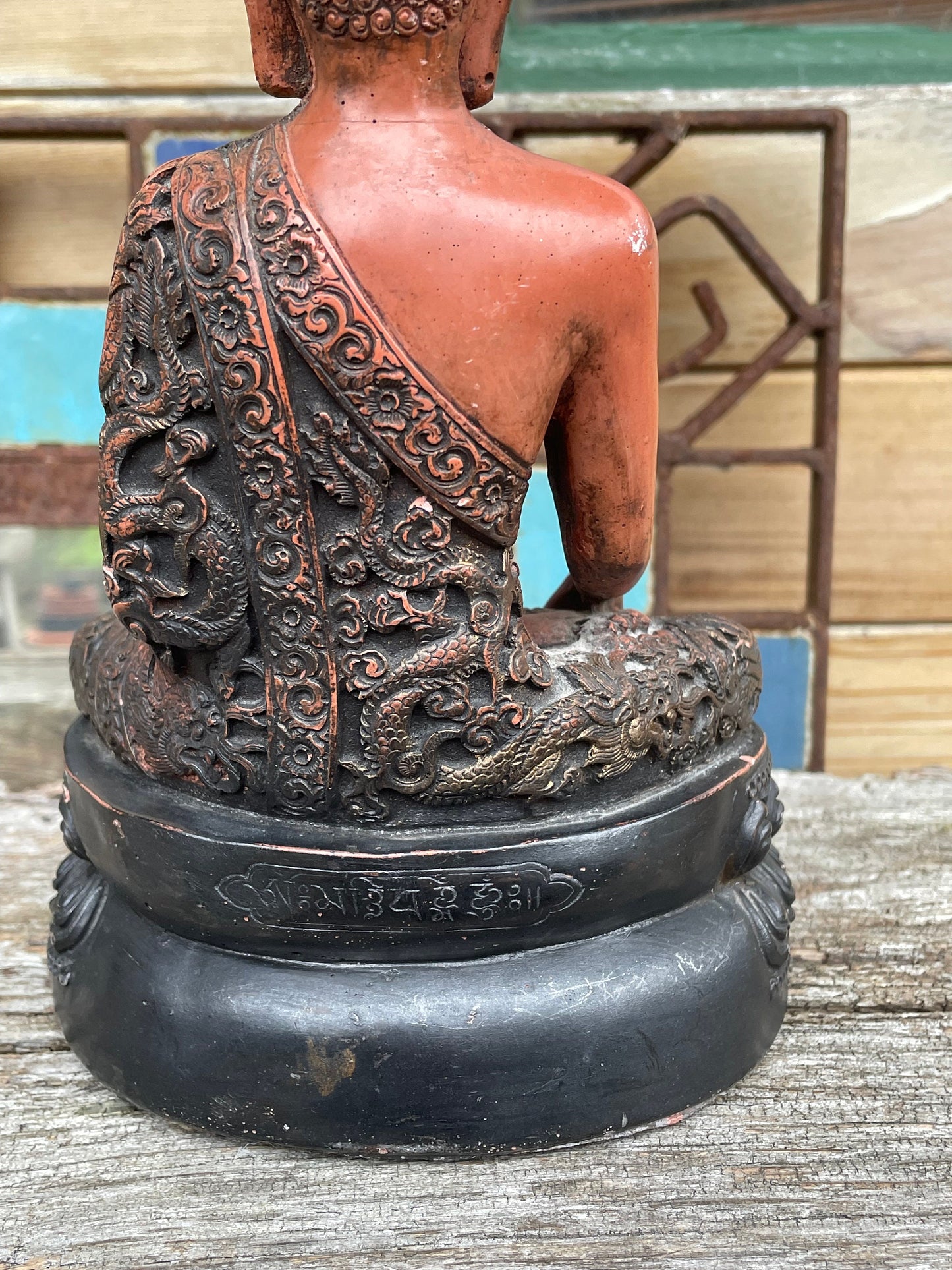 A Very Finely Detailed Ceramic Sitting Buddha 1.6kg 21cm Tall