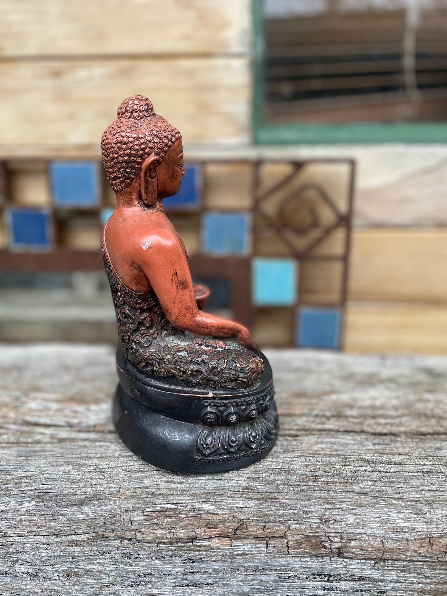 A Very Finely Detailed Ceramic Sitting Buddha 1.6kg 21cm Tall