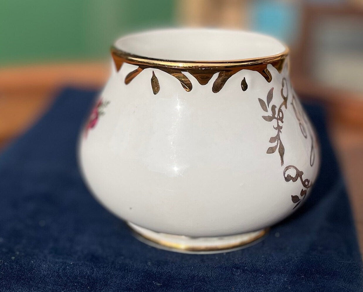 A vintage Arthur Wood ceramic Ruby Wedding Anniversary Pottery sugar bowl  8cm tall