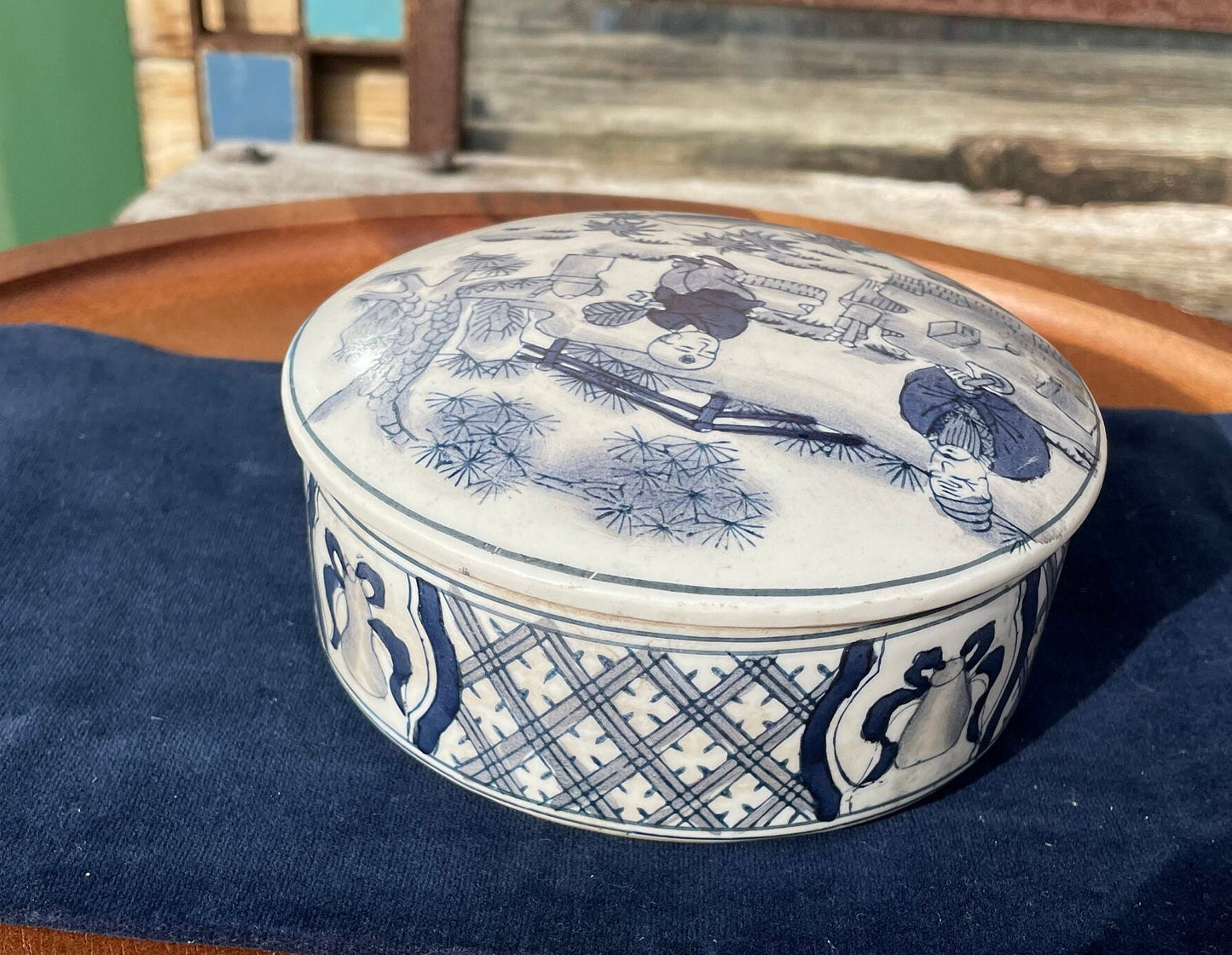 A vintage Chinese bowl with cover 6 figure mark to base 12.5cm diameter