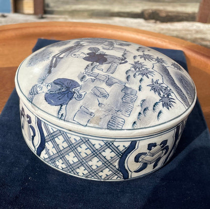 A vintage Chinese bowl with cover 6 figure mark to base 12.5cm diameter