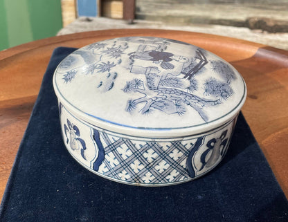 A vintage Chinese bowl with cover 6 figure mark to base 12.5cm diameter