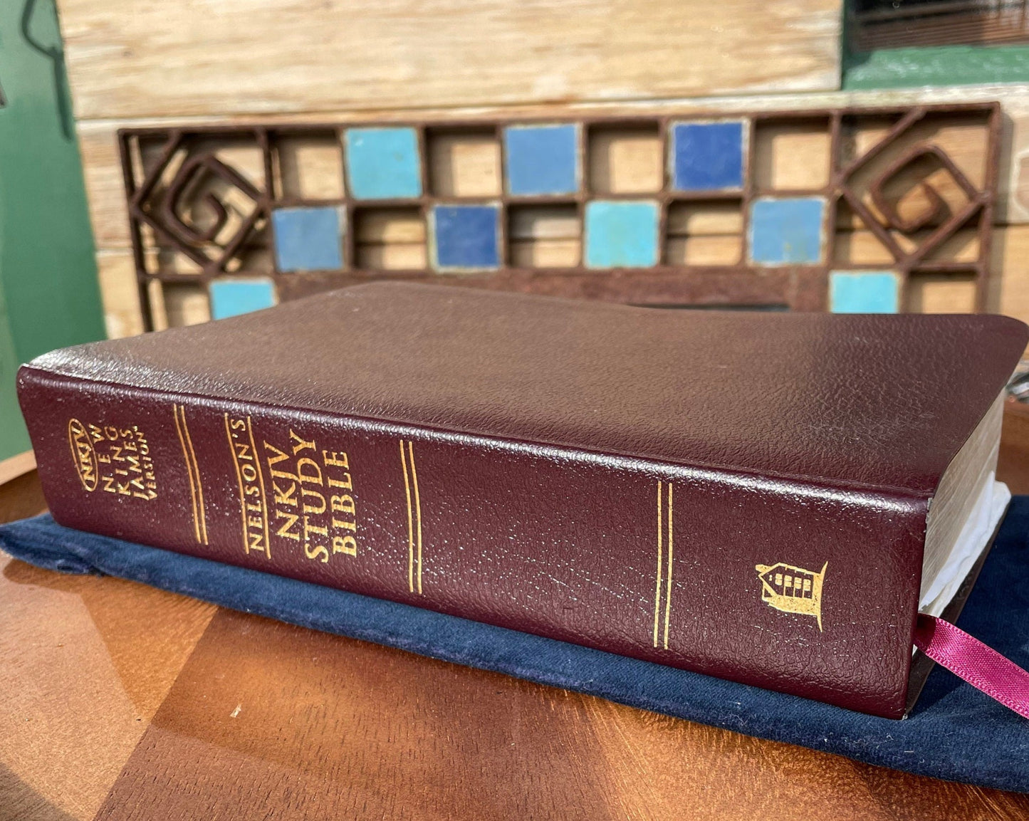 A Nelson's NKJV Study Bible New Testament New King James Version - Thumb Index and Bonded burgundy leather 1997