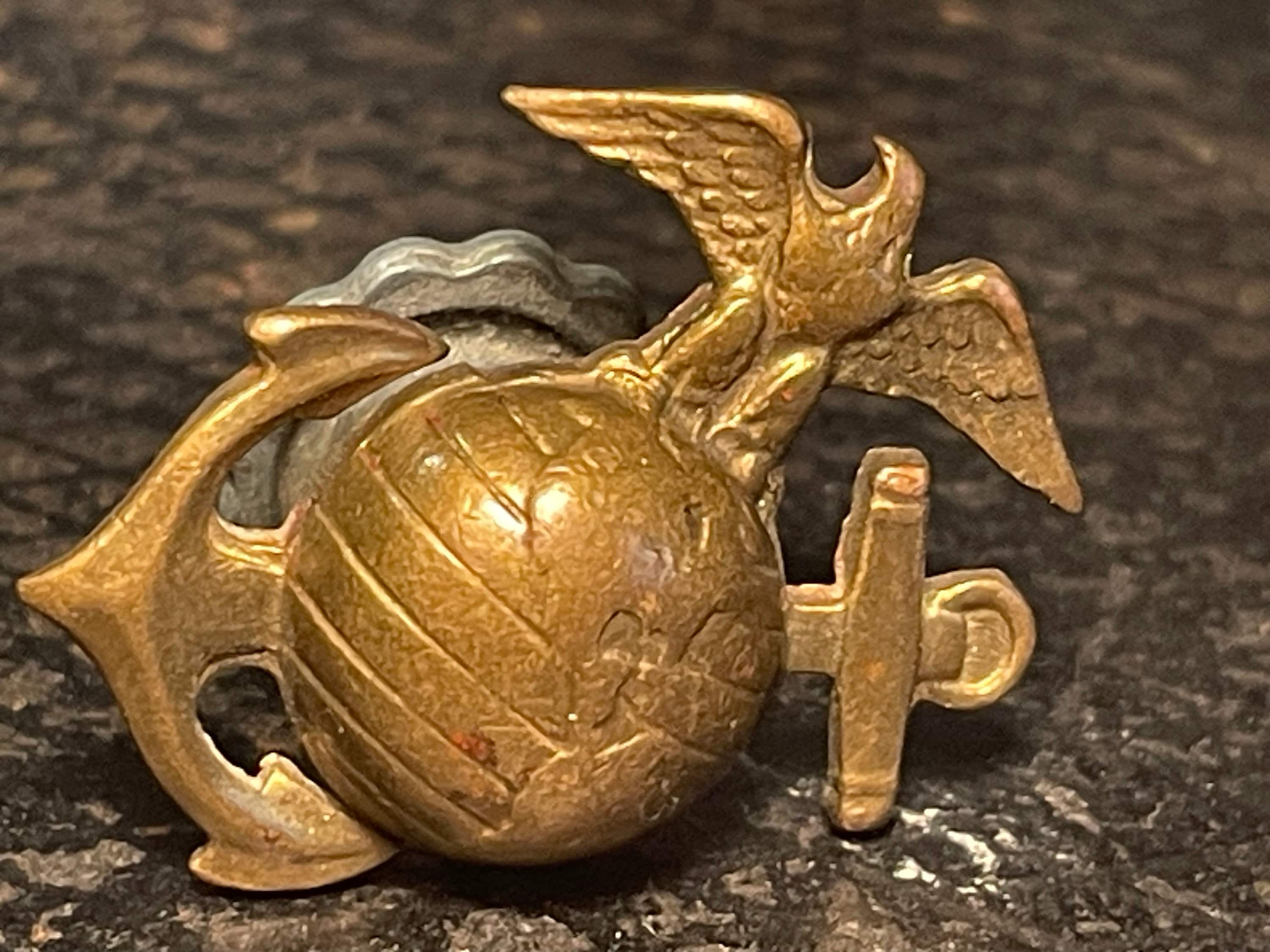 An original U.S Marine Corps USMC threaded pin cap/collar badge c1920 ...