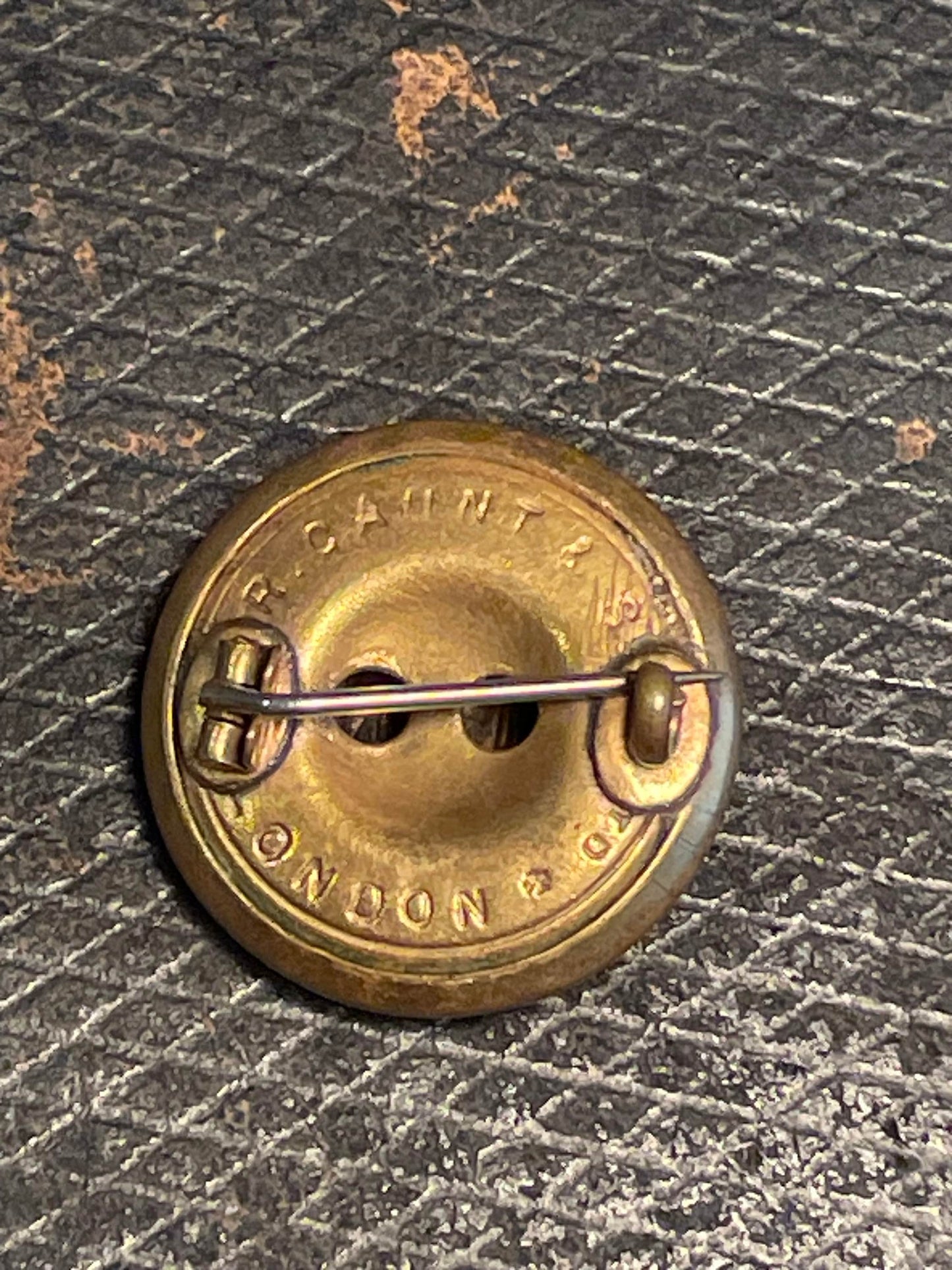 A British general service royal arms king's crown military brass badge by R Gaunt and sons London - 2.5cm diameter