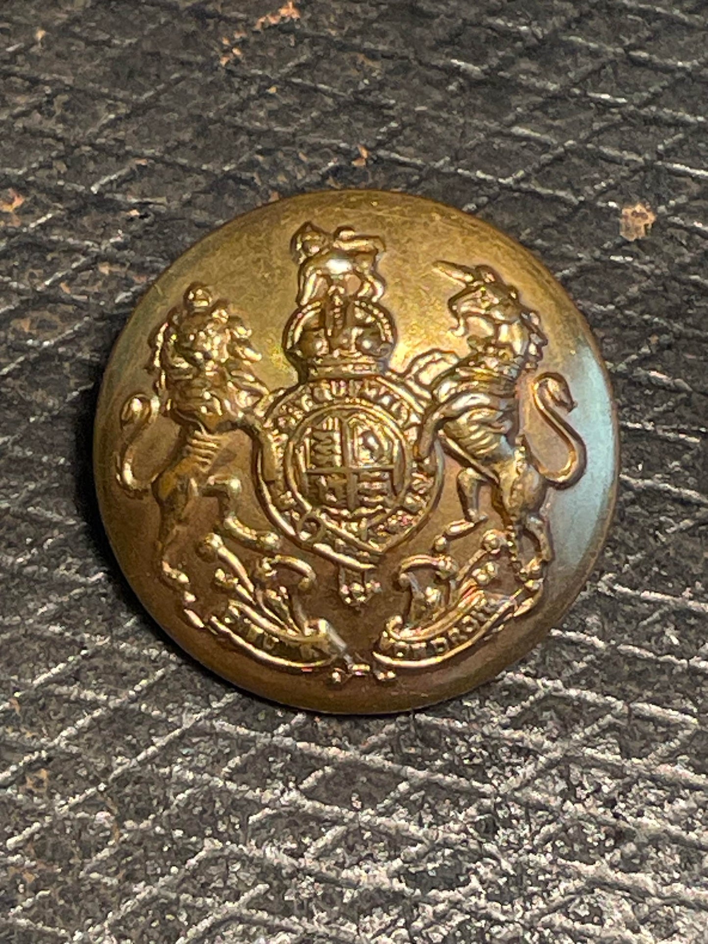 A British general service royal arms king's crown military brass badge by R Gaunt and sons London - 2.5cm diameter