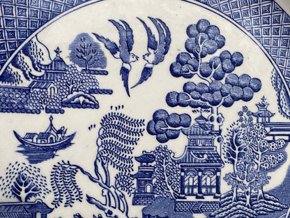 Willow pattern dinner plate by Barratts, Staffordshire, England 25.5cm diameter