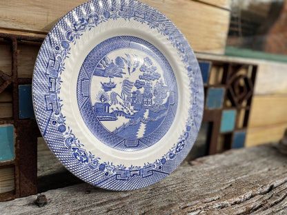 Willow pattern dinner plate by Barratts, Staffordshire, England 25.5cm diameter