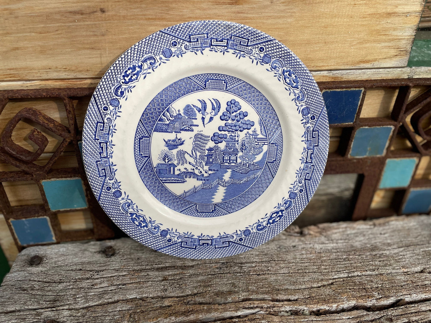 Willow pattern dinner plate by Barratts, Staffordshire, England 25.5cm diameter