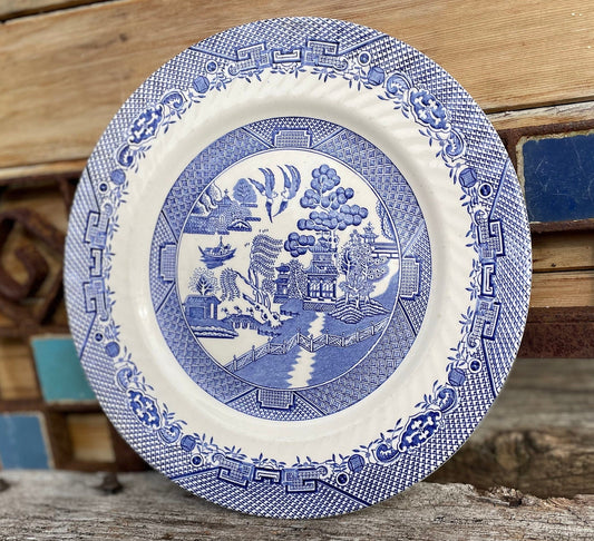 Willow pattern dinner plate by Barratts, Staffordshire, England 25.5cm diameter