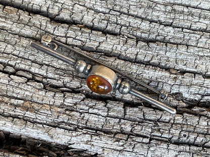 Unmarked silver and amber bar brooch 5cm long