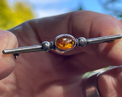 Unmarked silver and amber bar brooch 5cm long