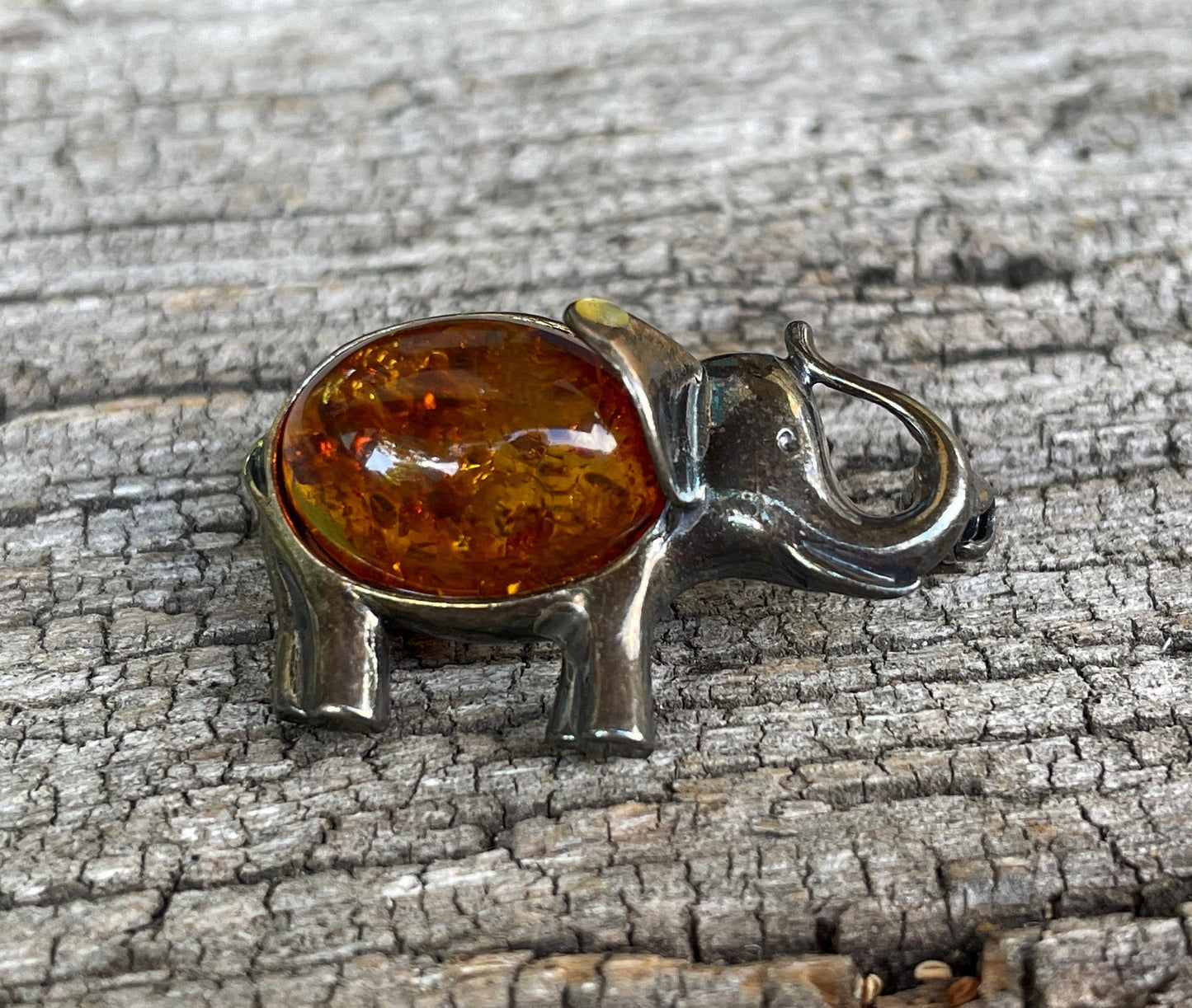 Silver and amber elephant brooch 3cm wide