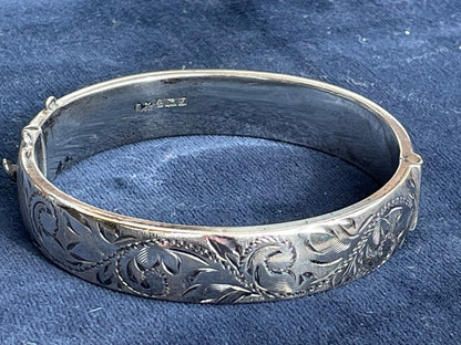 A solid silver hallmarked English bracelet bangle by Ronex of Birmingham 1967 - 19g