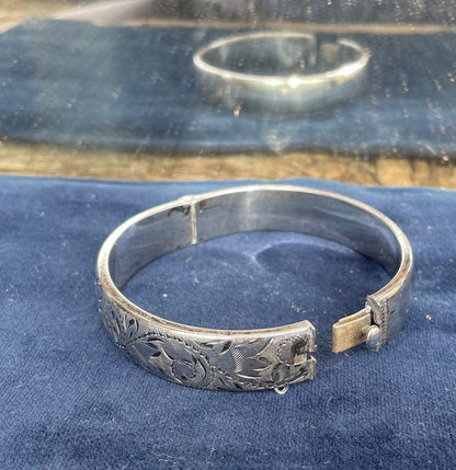 A solid silver hallmarked English bracelet bangle by Ronex of Birmingham 1967 - 19g