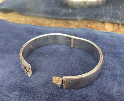 A solid silver hallmarked English bracelet bangle by Ronex of Birmingham 1967 - 19g