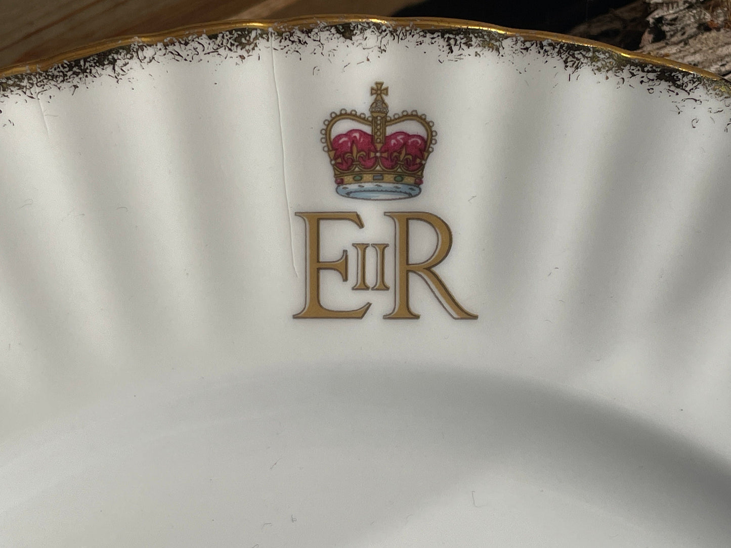 Bone China Gainsborough Queen Elizabeth 11 Silver Jubilee plate 26.5cm diameter