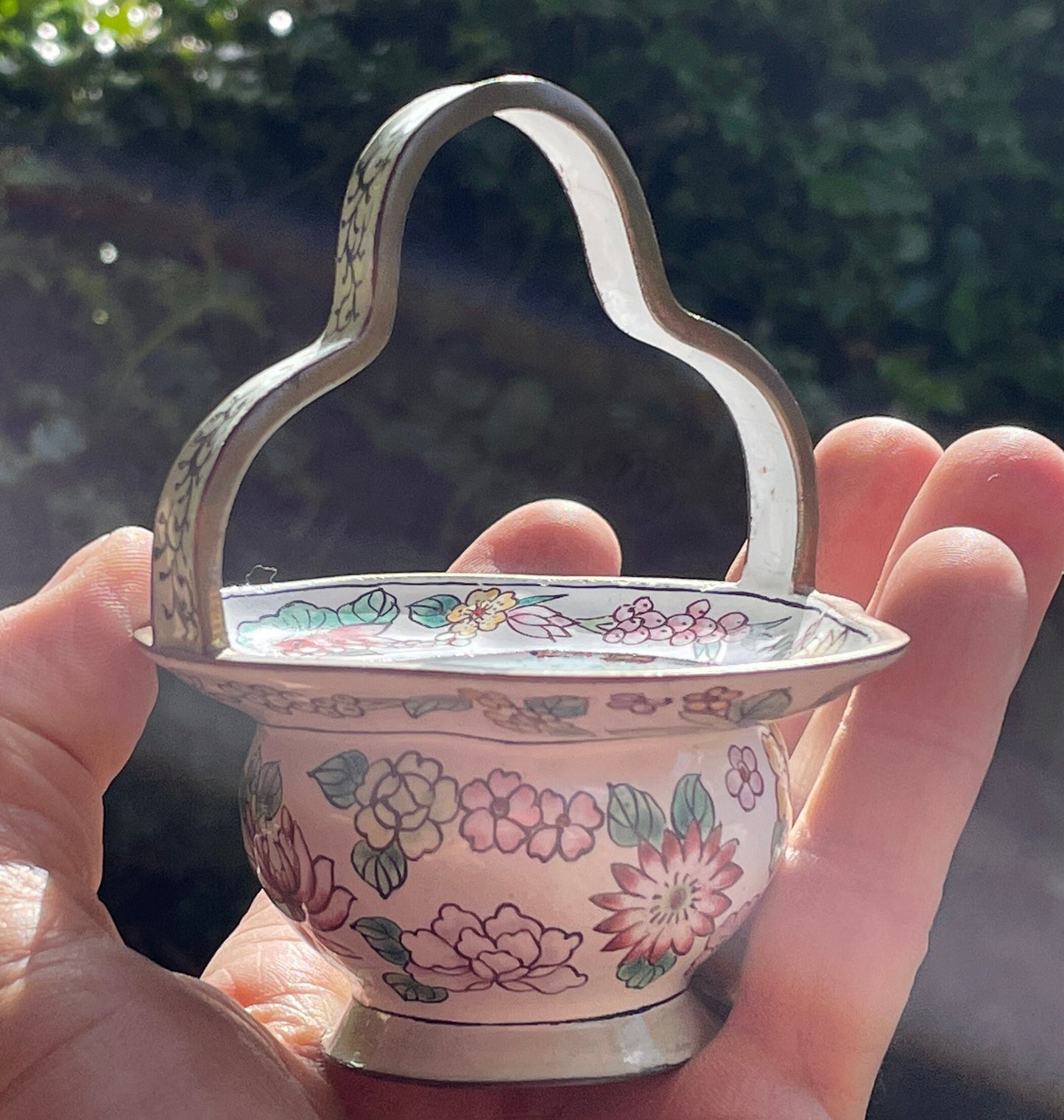 Chinese vintage pink and green enamel hand painted brass basket 10cm wide