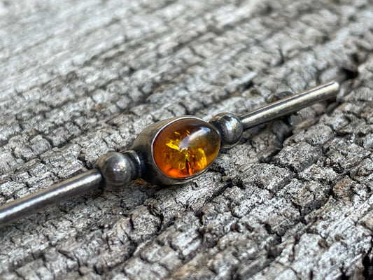 Unmarked silver and amber bar brooch 5cm long