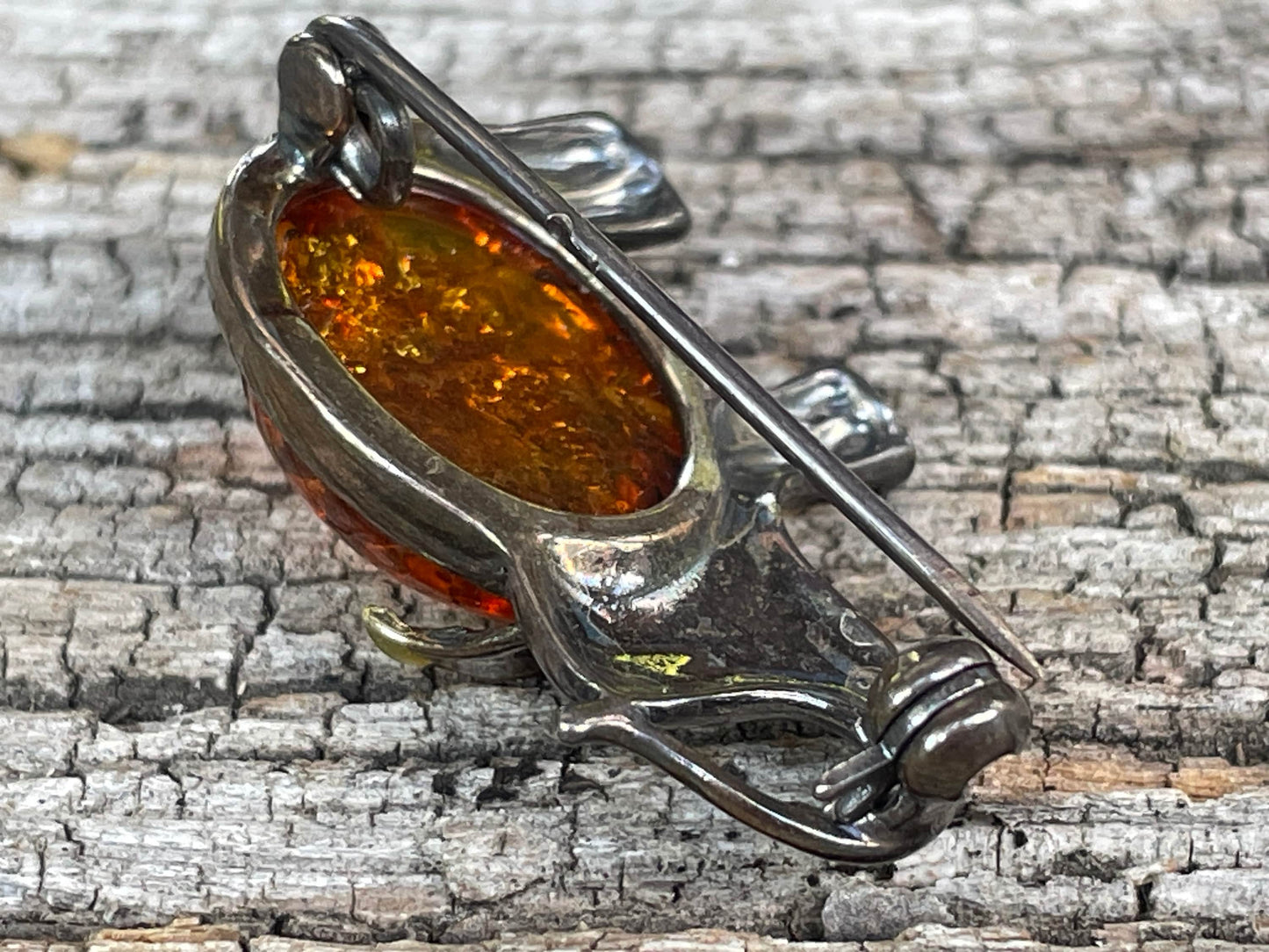 Silver and amber elephant brooch 3cm wide