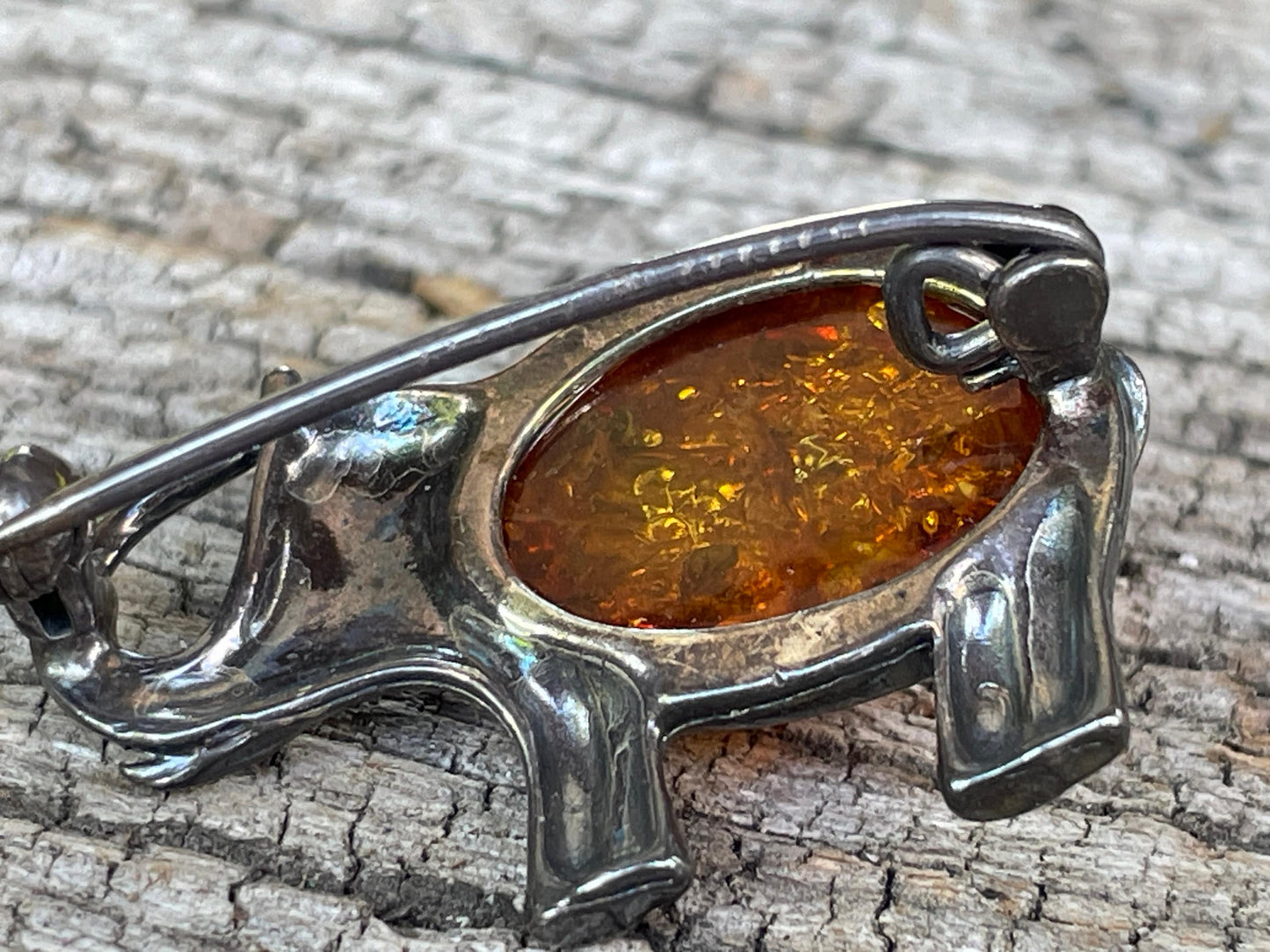 Silver and amber elephant brooch 3cm wide