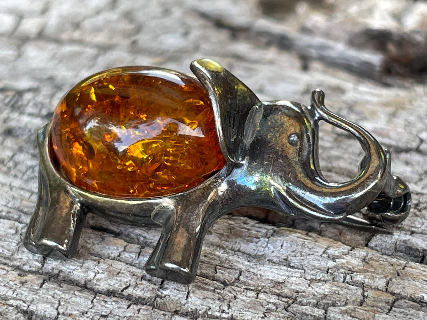 Silver and amber elephant brooch 3cm wide