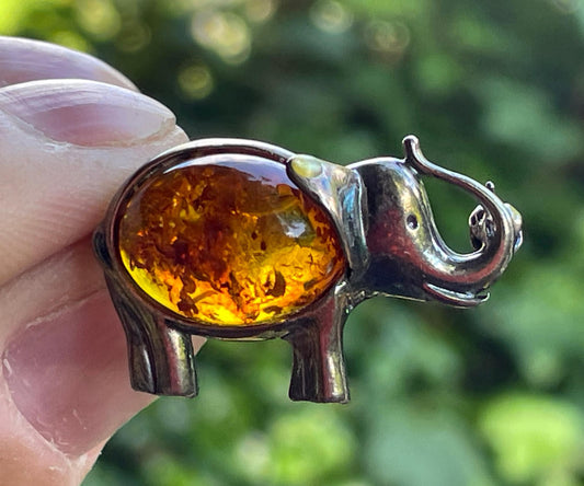 Silver and amber elephant brooch 3cm wide