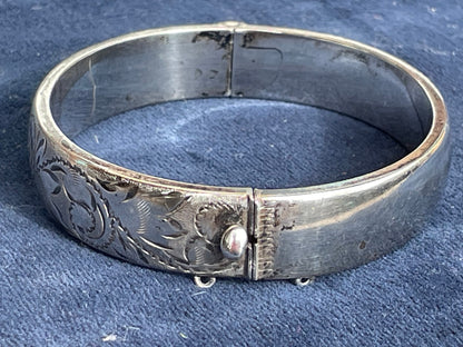 A solid silver hallmarked English bracelet bangle by Ronex of Birmingham 1967 - 19g