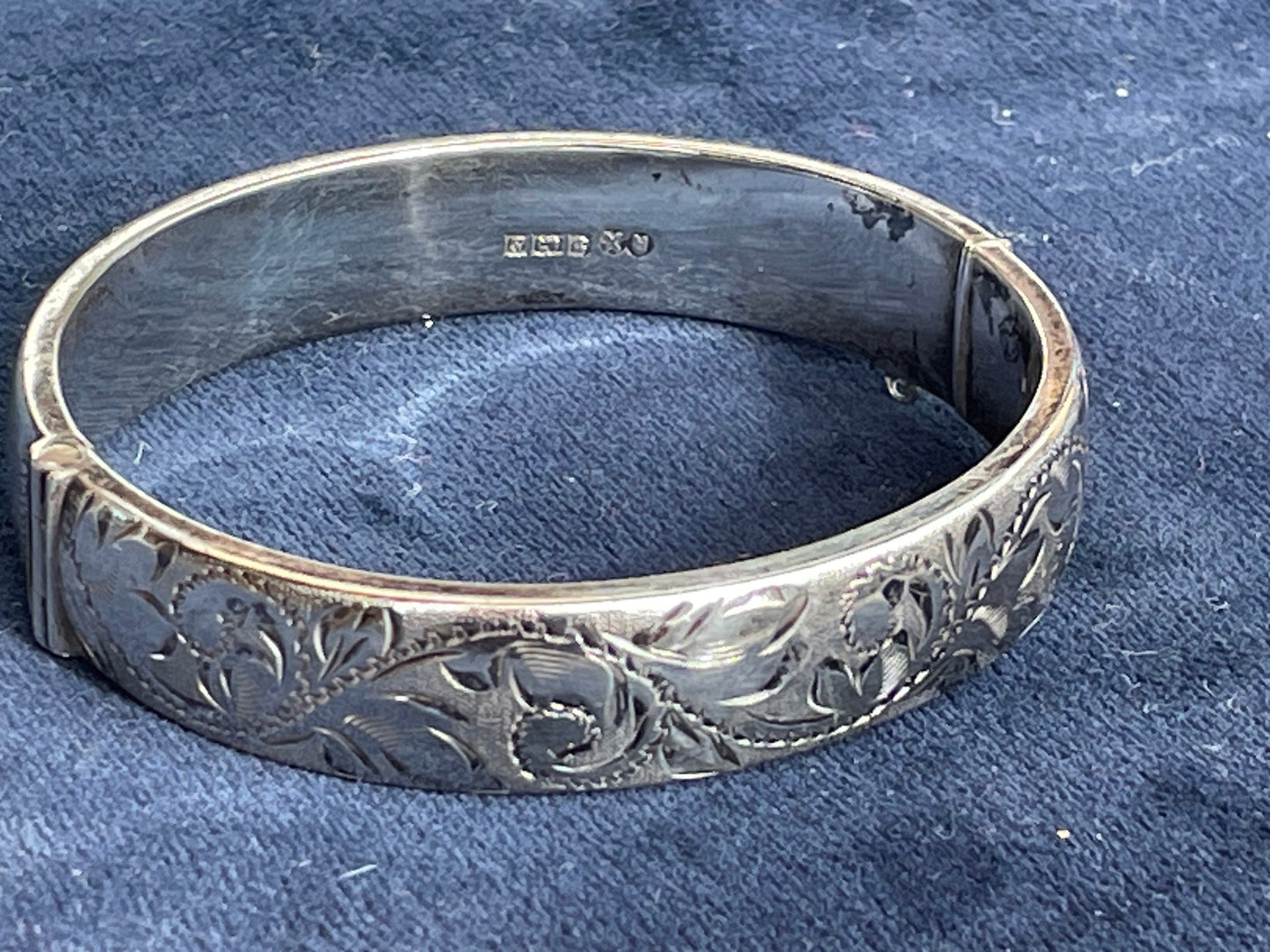 A solid silver hallmarked English bracelet bangle by Ronex of Birmingham 1967 - 19g