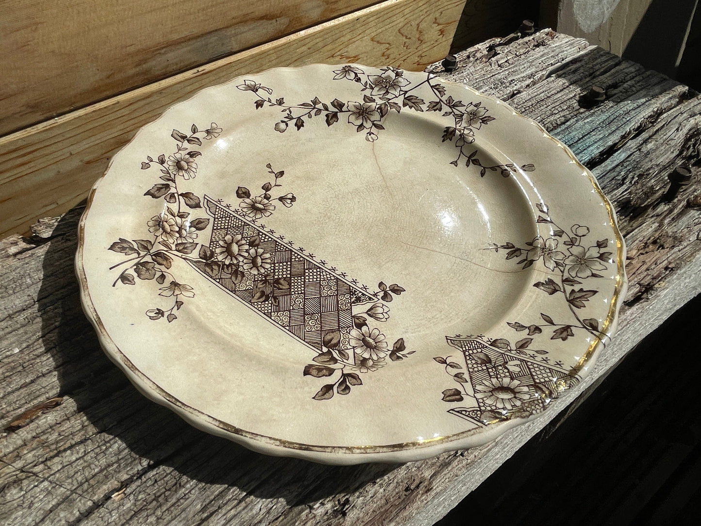 19th Century Antique Aesthetic Movement Plate "Essex Ivory" K &Co. 25cm diameter