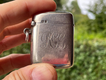 Chester hallmarked solid silver Victorian Vesta Case 1898